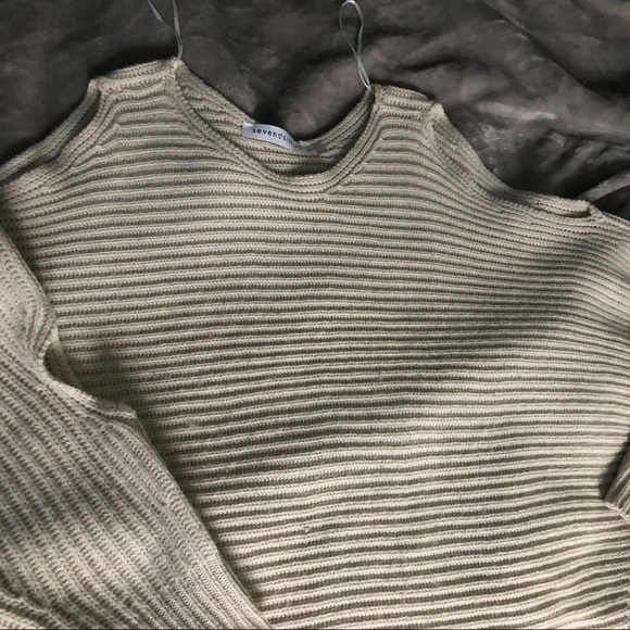 Seven sisters peekaboo cold shoulder sweater - Picture 2 of 4